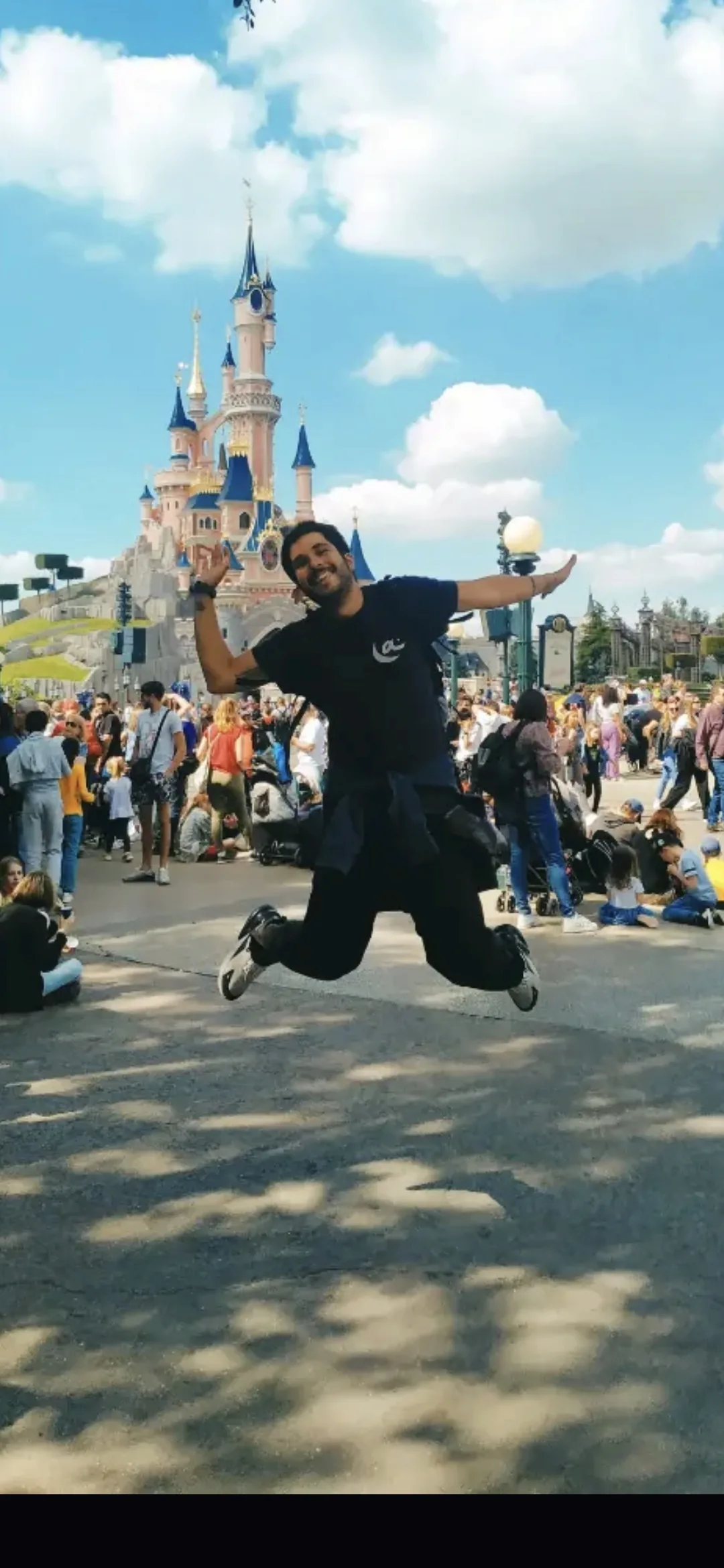 Carles saltando frente al castillo de Disneyland París