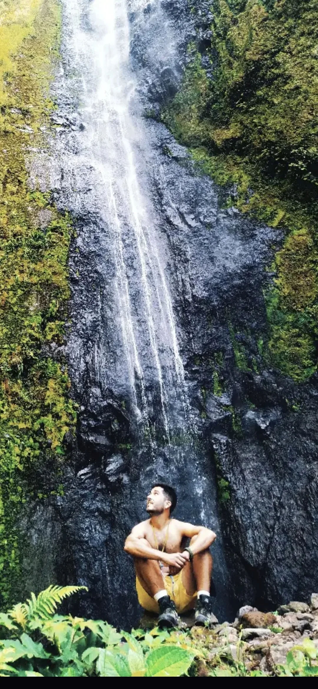Carles bajo una cascada en la isla de Ometepe, Nicaragua