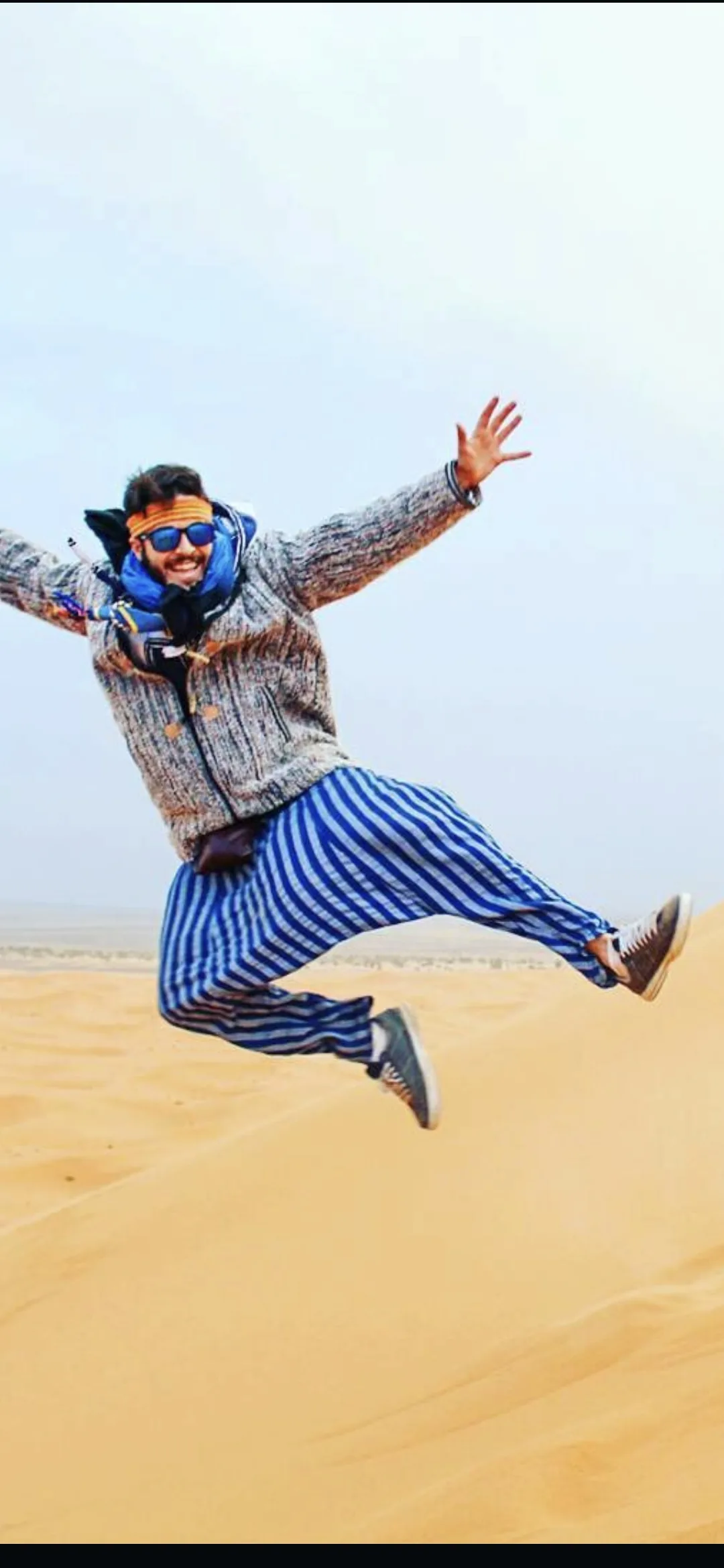 Carles saltando en las dunas del desierto del Sáhara, en Marruecos