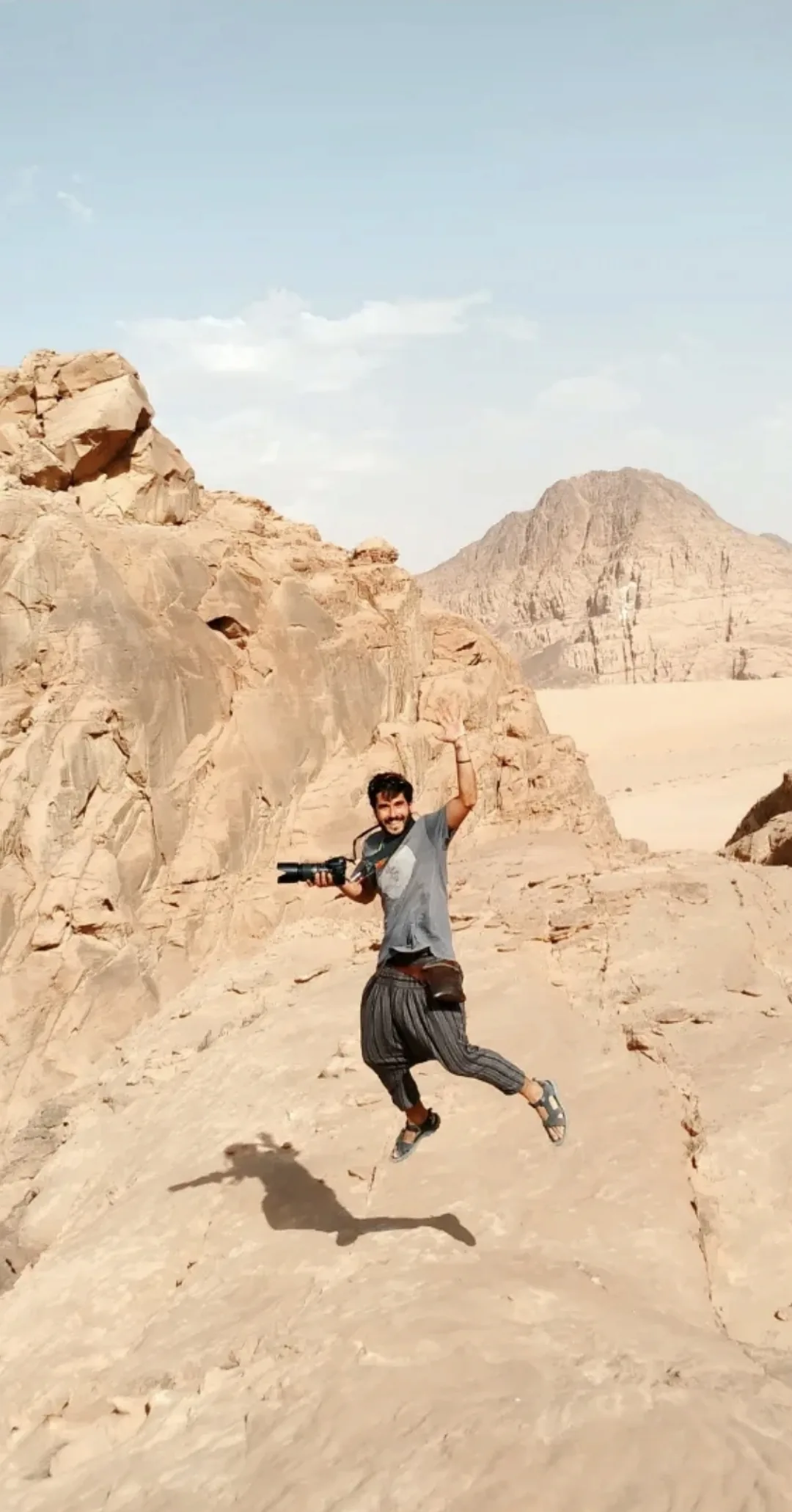 Carles saltando en el desierto de Wadi Rum, Jordania